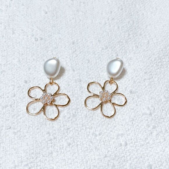 Flower pearl drop earrings M190 - Picture 3 of 5